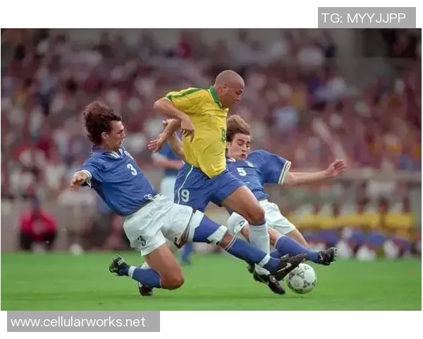 史上飞得最远的足球明星背后的传奇故事与成就揭秘 史上飞得最远的足球明星背后的传奇故事与成就揭秘