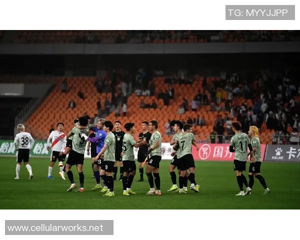 足球明星直言不讳怒怼冯潇霆引发球迷热议背后真相揭秘 足球明星直言不讳怒怼冯潇霆引发球迷热议背后真相揭秘